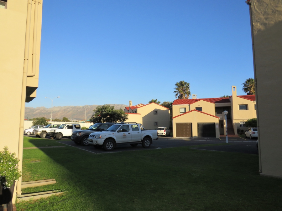 To Let 2 Bedroom Property for Rent in Greenways Golf Estate Western Cape